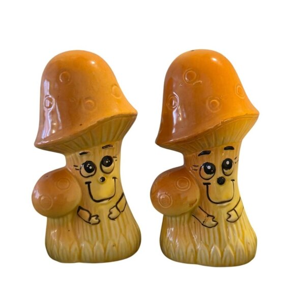 Anthropomorphic Mushroom Salt & Pepper Shakers 1970 Smiling Retro Kitchen Decor - Picture 1 of 9
